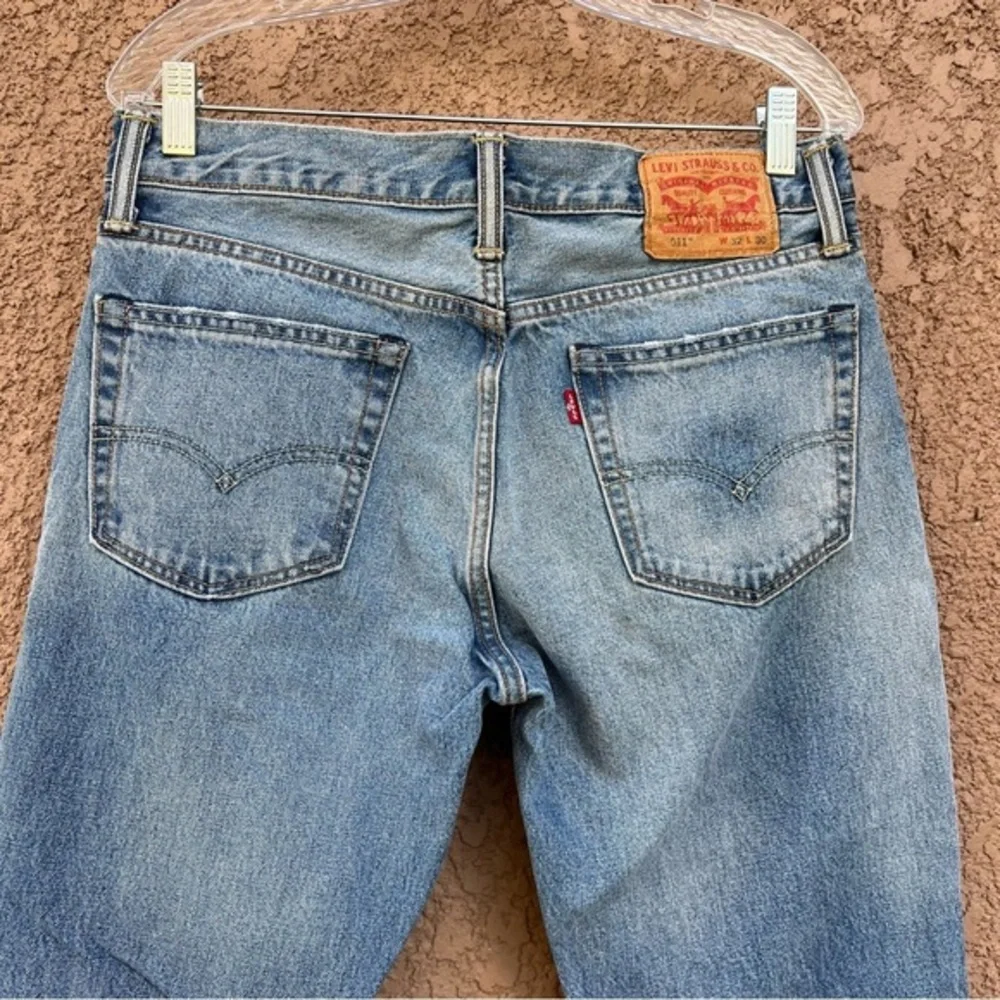 Levi’s 511 Jeans Men’s 32x30 Light‎ Blue Distressed Denim 5-pocket Style Raw Hem